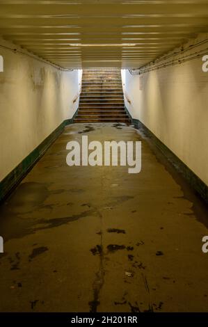 Eine leere U-Bahn mit Treppen, die in die Straßenebene in der Nähe der Mansion House U-Bahn-Station, London, England, führen. Stockfoto