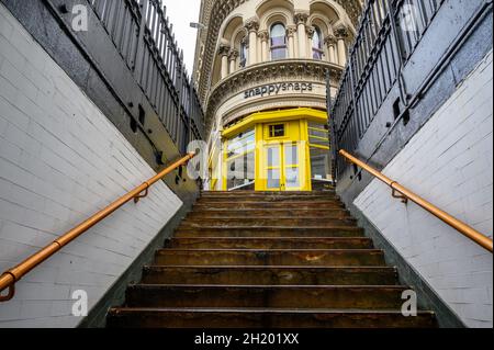 Die Treppe der U-Bahn-Station Mansion House führt auf die Straße mit dem digitalen Drucklabor Snappysnaps an der Ecke. Stockfoto