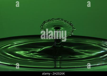 Wassertropfen auf einer Wasseroberfläche, die zu Wasserskulpturen führen. Stockfoto