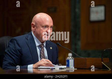 Der Senator der Vereinigten Staaten, Mark Kelly (Demokrat von Arizona), unterstützt die Ernennung von Chris Magnus zum Kommissar für Zoll- und Grenzschutz der Vereinigten Staaten, Department of Homeland Security, während einer Anhörung des US-Senats für Finanznominierungen auf dem Capitol Hill in Washington, DC, Dienstag, den 19. Oktober, 2021. (Foto von Rod Lampey/Pool/Sipa USA) Quelle: SIPA USA/Alamy Live News Stockfoto