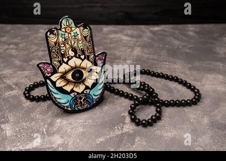 Dekorationstück einer Handfläche mit einem Auge darin, genannt Hamsa Hand. Stockfoto