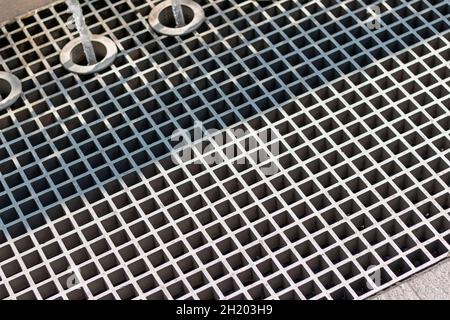 Strukturierte Metallplatte aus Mesh. Industrielle Oberfläche aus grauem Stahl Stockfoto