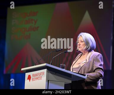 19. Oktober 2021, Hessen, Frankfurt/Main: Mary May Simon, Generalgouverneurin von Kanada, spricht während der Eröffnungsfeier der Frankfurter Buchmesse in der Festhalle. Der diesjährige Ehrengast ist Kanada. Foto: Arne Dedert/dpa Stockfoto