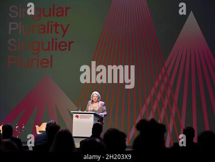 19. Oktober 2021, Hessen, Frankfurt/Main: Mary May Simon, Generalgouverneurin von Kanada, spricht während der Eröffnungsfeier der Frankfurter Buchmesse in der Festhalle. Der diesjährige Ehrengast ist Kanada. Foto: Arne Dedert/dpa Stockfoto