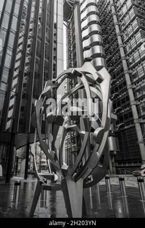 Das Roundhouse, eine Edelstahlskulptur von Joel Perlman, steht zwischen den Lloyds, Willis und den Scalpel Gebäuden in City of London, England. Stockfoto