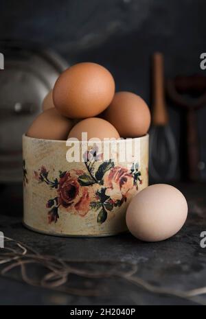 Eier in einem Behälter mit Rosenmuster Stockfoto