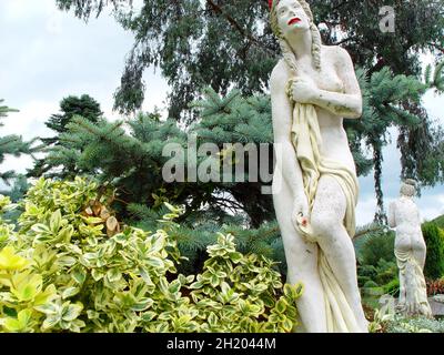 Ein verblassener Themenpark am Rande des Flusses Wye. Kitschige zerbrochene Betonstatuen, maßstabsgetreue Miniatur-Gebäude aus Beton, wütend aussehende Gartenzwerge, eine verrückt aussehende Fahrt auf Fiberglas-Ente. All dies führt zu einem desolaten Erlebnis für Wohnwagen in der Nähe. Stockfoto