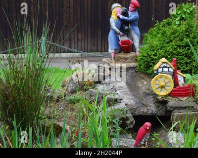 Ein verblassener Themenpark am Rande des Flusses Wye. Kitschige zerbrochene Betonstatuen, maßstabsgetreue Miniatur-Gebäude aus Beton, wütend aussehende Gartenzwerge, eine verrückt aussehende Fahrt auf Fiberglas-Ente. All dies führt zu einem desolaten Erlebnis für Wohnwagen in der Nähe. Stockfoto