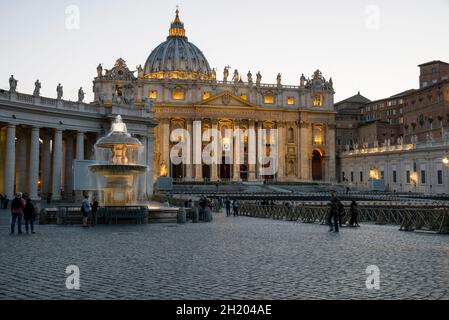 Petersdom und Petersplatz in Rom, Italien. Stockfoto