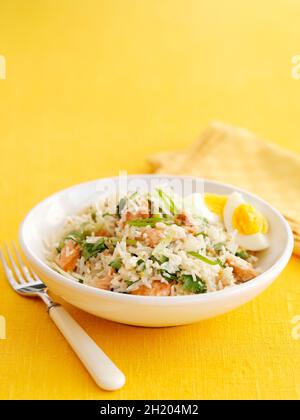 Kedgeree mit heißem Räucherlachs (England) Stockfoto