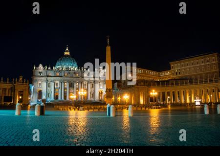 Petersdom und dorische Kolonnaden Renaissance-Architektur in St. Petersplatz, Rom, Italien. Stockfoto