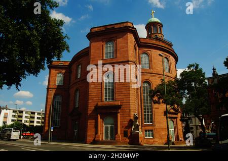 FRANKFURT, DEUTSCHLAND - 03. Jul 2021: Die Paulskirche in Frankfurt am blauen Himmel, von Westen aus gesehen. Ein Denkmal der deutschen Demokratie. Stockfoto