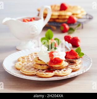 Luxemburgische Waffeln mit Erdbeeren und Rahm Stockfoto