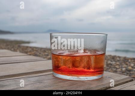 Pacharán (im Baskischen Patxaran genannt) ist ein Likör aus Schlehdorn- oder Schlehenbuschbeeren. Stockfoto