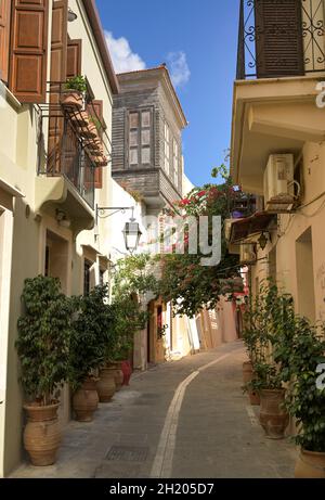 Gasse, Türkischer Holzbalkon, Altstadt, Rethymno, Kreta, Griechenland Stockfoto