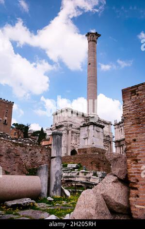 Forum Romanum und Säule von Phocas geriffelte korinthische Säule auf einem kubischen Marmorsockel in Rom, Italien. Stockfoto