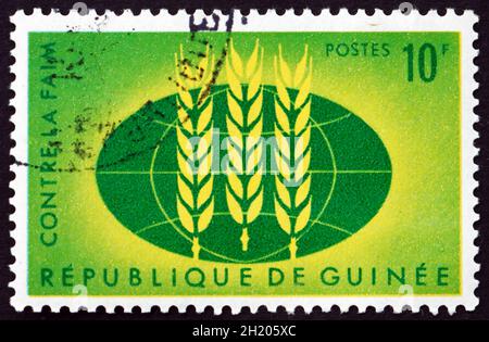 GUINEA - UM 1963: Eine in Guinea gedruckte Briefmarke zeigt Weizenwappen und Globe, Freedom from Hunger Campaign, um 1963 Stockfoto