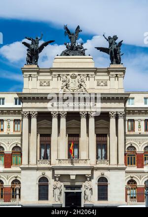 Fassade des Landwirtschaftsministeriums in Madrid an einem sonnigen Tag mit Wolken. Stockfoto