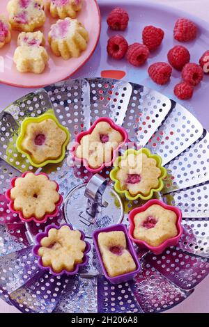 Gedämpfte Mini-Himbeer-Clafoutis Stockfoto