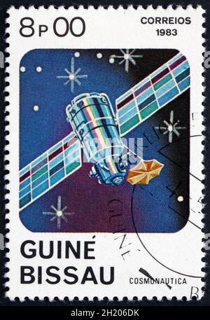 GUINEA-BISSAU - UM 1983: Eine in Guinea-Bissau gedruckte Marke zeigt Telecommunications Satellite, um 1983 Stockfoto