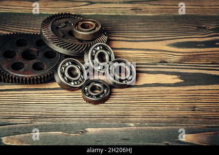 Auto Teile Getriebe und Lager auf Holzhintergrund Stockfoto