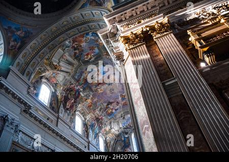 St. Ignatius in Rom malte Kuppel und kannelierte korinthische Pilaster, Italien. Stockfoto