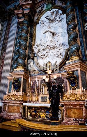 Das Seitenalter des hl. Ignatius von Loyola in Rom stellt den Aufstieg des hl. Aloysius in den Himmel in Italien dar. Stockfoto