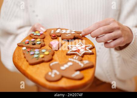 Traditionelle weihnachtliche Honig frisch gebackene Plätzchen aus der Nähe. Stockfoto