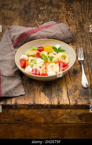 Tortellini-Salat mit Tomaten, Mozzarella und Basilikum Stockfoto