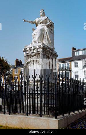 Queen Victoria Statue wurde 1898 zum Gedenken an das Jubiläum der Königin errichtet. Die Figur der Königin thront und zeigt auf das Meer. Stockfoto