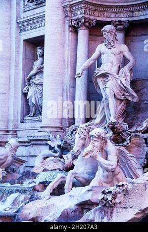 Oceanus, der griechische Gott des Meeres auf einem Muschelwagen am barocken Trevi-Brunnen in Rom, Italien. Stockfoto