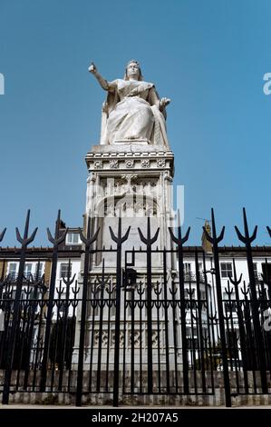 Queen Victoria Statue wurde 1898 zum Gedenken an das Jubiläum der Königin errichtet. Die Figur der Königin thront und zeigt auf das Meer. Stockfoto