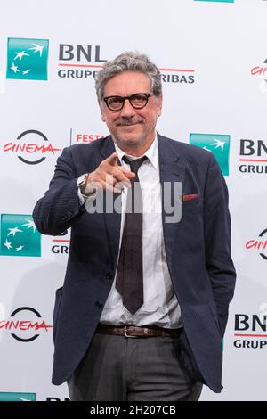 Rom, Italien. Oktober 2021. Sergio Castellitto nimmt am 19. Oktober 2021 in Rom, Italien, an der Fotoaufnahme des Films Crazy for Football während des 16. Rome Film Fest 2021 Teil. Photo Pool Rome Film Fest/Insidefoto Credit: Insidefoto srl/Alamy Live News Stockfoto