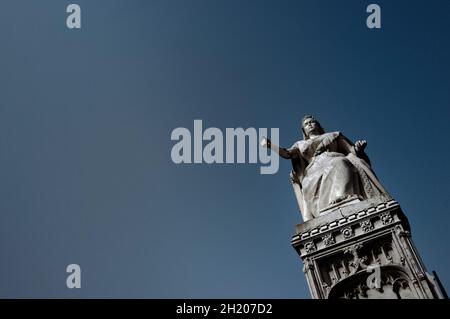 Queen Victoria Statue wurde 1898 zum Gedenken an das Jubiläum der Königin errichtet. Die Figur der Königin thront und zeigt auf das Meer. Stockfoto