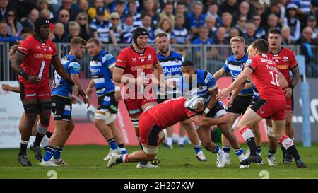 The Recreation Ground, Bath, England, Großbritannien. 17. Oktober 2021. Anthony Watson von Bath Rugby wird von Ben Earl von Saracens während des englischen Premiership-Spiels von Gallagher zwischen Bath Rugby und Saracens angegangen: Quelle: Ashley Western/Alamy Live News Stockfoto