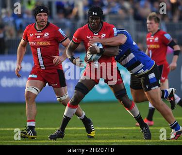 The Recreation Ground, Bath, England, Großbritannien. 17. Oktober 2021. Saracens' Maro Itoje wird vom Bath Rugby's will Stuart während des englischen Premiership-Spiels von Gallagher zwischen Bath Rugby und Saracens angegangen: Kredit: Ashley Western/Alamy Live News Stockfoto