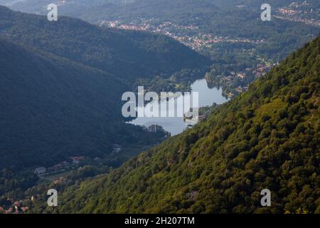 Blick vom Gipfel des Poncione di Ganna in Richtung Valganna. Cuasso al Monte, Bezirk Varese, Lombardei, Stockfoto