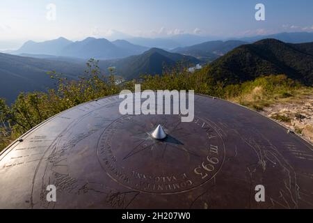 Blick auf den Wind stieg auf der Spitze des Poncione di Ganna Berg. Cuasso al Monte, Bezirk Varese, Lombardei, Italien. Stockfoto