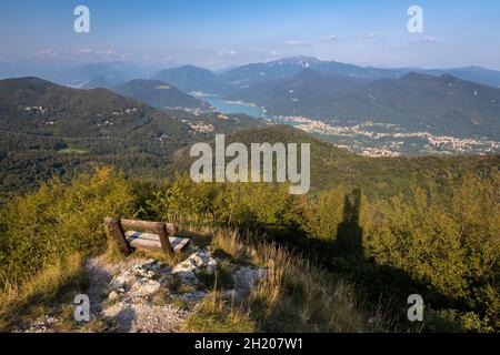 Blick vom Gipfel der Poncione di Ganna in Richtung Kanton Tessin in der Schweiz und Luganersee. Cuasso al Monte, Bezirk Varese, Lombardei, Italien. Stockfoto