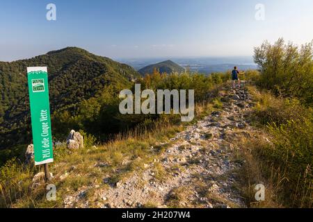 Blick auf ein Mädchen, das auf dem Gipfel des Poncione di Ganna läuft. Cuasso al Monte, Bezirk Varese, Lombardei, Italien. Stockfoto