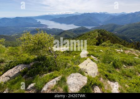 Blick vom Gipfel des Monte Lema auf den Lago Maggiore und die piemontesischen Berge. Dumenza, Bezirk Varese, Lombardei, Italien. Stockfoto