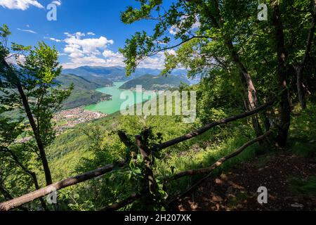 Blick auf den Ceresio-See von den Befestigungsanlagen von Linea Cadorna auf dem Monte Orsa und dem Monte Pravello. Viggiù, Bezirk Varese, Lombardei, Italien. Stockfoto