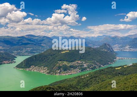 Blick auf den Ceresio-See von den Befestigungsanlagen von Linea Cadorna auf dem Monte Orsa und dem Monte Pravello. Viggiù, Bezirk Varese, Lombardei, Italien. Stockfoto