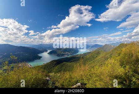 Blick auf den Ceresio-See von den Befestigungsanlagen von Linea Cadorna auf dem Monte Orsa und dem Monte Pravello. Viggiù, Bezirk Varese, Lombardei, Italien. Stockfoto