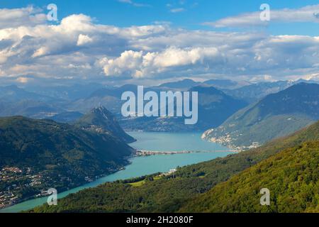 Blick auf den Ceresio-See von den Befestigungsanlagen von Linea Cadorna auf dem Monte Orsa und dem Monte Pravello. Viggiù, Bezirk Varese, Lombardei, Italien. Stockfoto