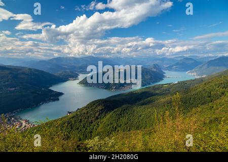 Blick auf den Ceresio-See von den Befestigungsanlagen von Linea Cadorna auf dem Monte Orsa und dem Monte Pravello. Viggiù, Bezirk Varese, Lombardei, Italien. Stockfoto