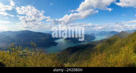 Blick auf den Ceresio-See von den Befestigungsanlagen von Linea Cadorna auf dem Monte Orsa und dem Monte Pravello. Viggiù, Bezirk Varese, Lombardei, Italien. Stockfoto