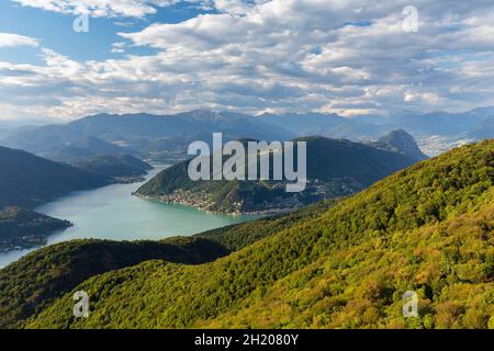 Blick auf den Ceresio-See von den Befestigungsanlagen von Linea Cadorna auf dem Monte Orsa und dem Monte Pravello. Viggiù, Bezirk Varese, Lombardei, Italien. Stockfoto