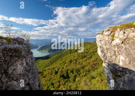 Blick auf den Ceresio-See von den Befestigungsanlagen von Linea Cadorna auf dem Monte Orsa und dem Monte Pravello. Viggiù, Bezirk Varese, Lombardei, Italien. Stockfoto