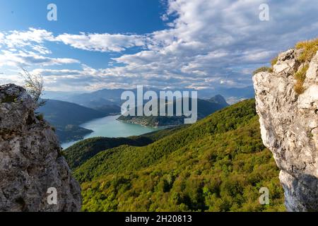 Blick auf den Ceresio-See von den Befestigungsanlagen von Linea Cadorna auf dem Monte Orsa und dem Monte Pravello. Viggiù, Bezirk Varese, Lombardei, Italien. Stockfoto